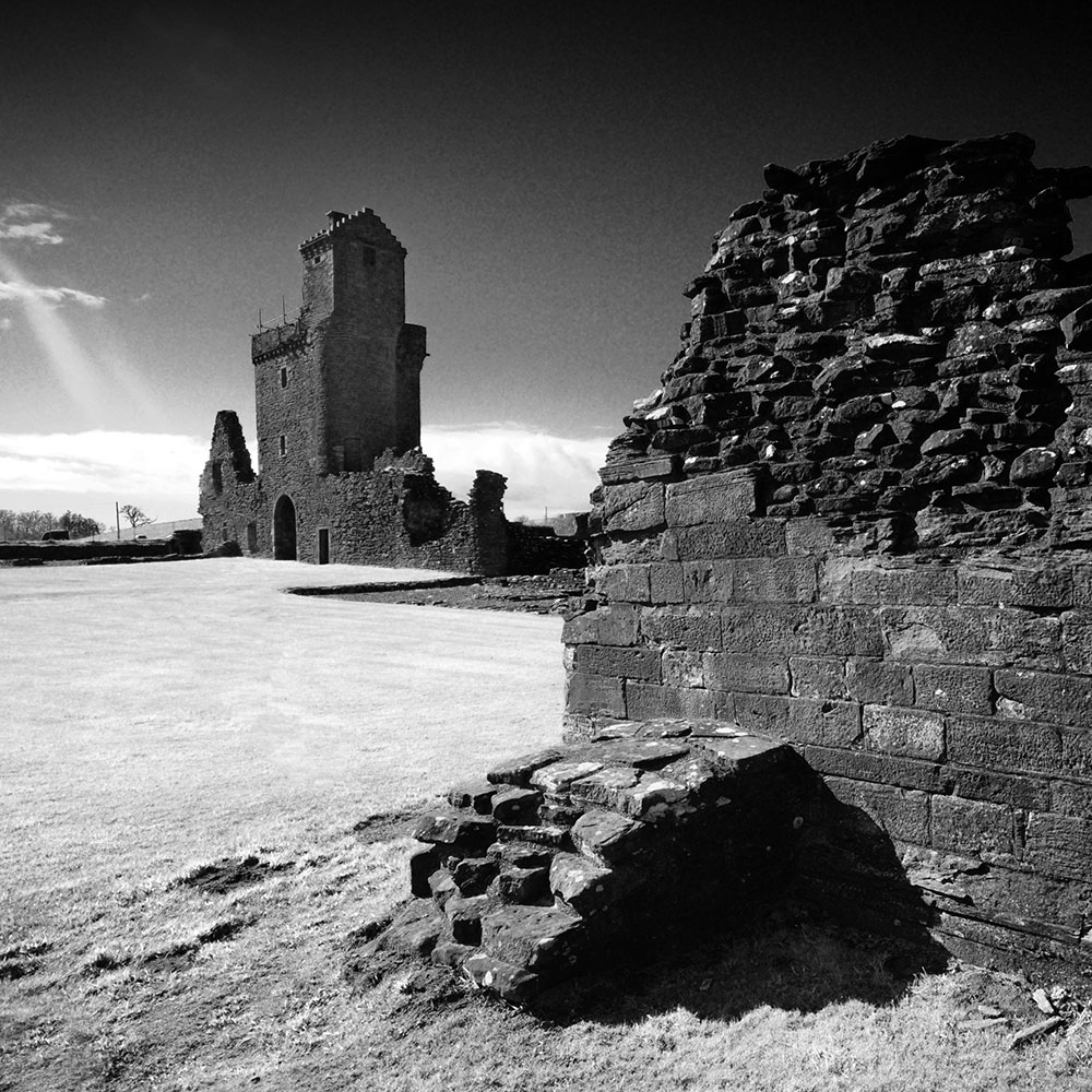 DarkGalloway's tweet image. The gatehouse of Crossraguel Abbey, near Maybole in Ayrshire. Founded in the 13th century by Duncan, 1st Earl of Carrick. It is halfway between Paisley and Whithorn on the pilgrims' trail to the shrine of St Ninian.
#blackandwhitephotography #Scotland #Ayrshire #History