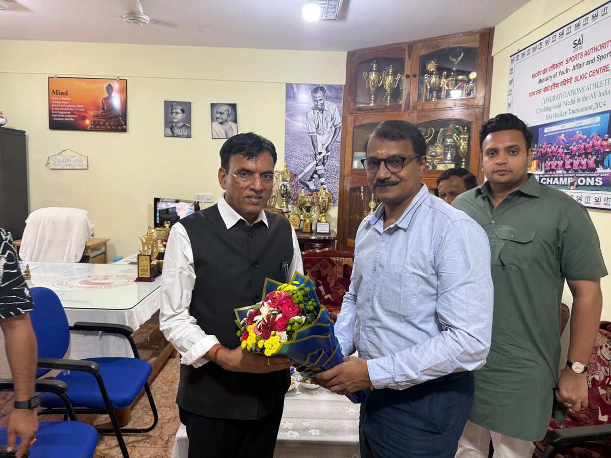 do_epfo's tweet photo. Hon’ble Union Minister for Labour &amp; Employment, Youth Affairs &amp; Sports, Dr. Mansukh Mandaviya ji and Hon’ble MP Shri Yaduveer Krishnadatta Chamaraja Wadiyar ji were warmly welcomed in Coorg by RPFC Shri Shadakshara Gopal Reddy and APFC Shri Muraleedharan P 💐. https://t.co/cOMykhC6mM