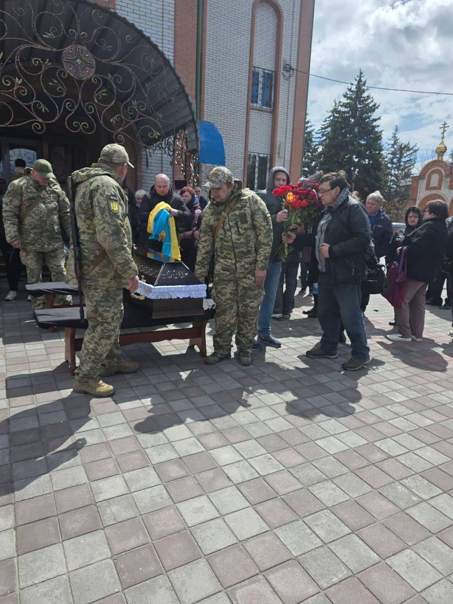 Загинув Женька, Evgeniy Polukarov "Жорік".
Загинув, як справжній герой, рятуючи хлопців яких вибухом засипало в бліндажі. Загинув, щоб жили інші... 
Сміливий, щирий і неймовірно добрий хлопець.
Памʼятаймо!
Шануймо загиблих,
допомагаймо живим...