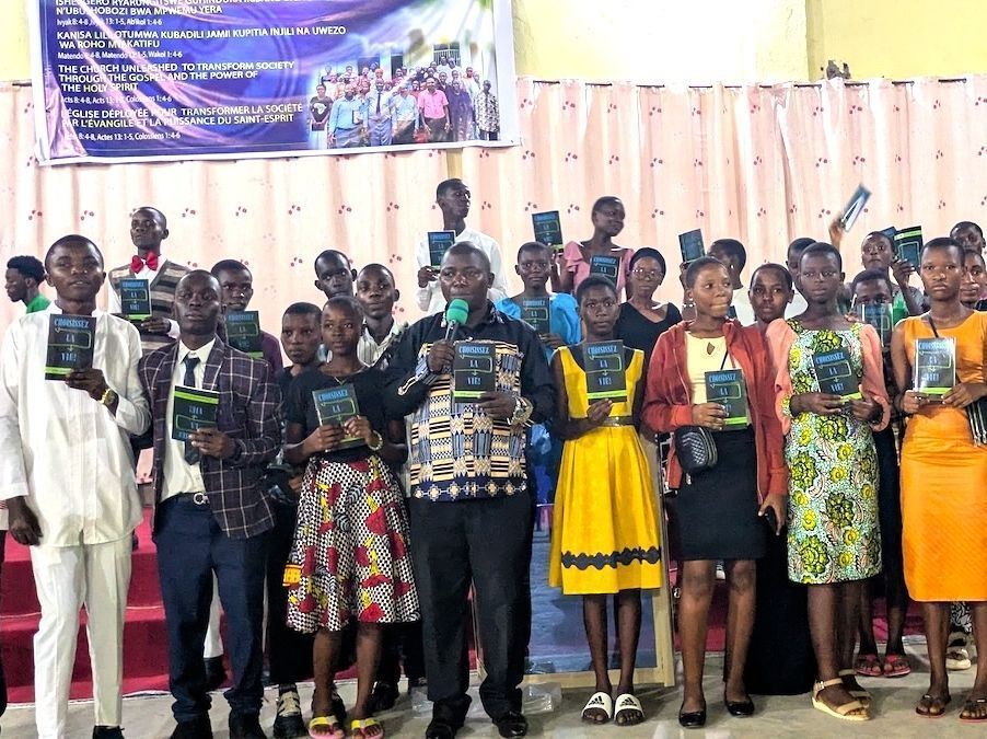 GLOBurundi's tweet image. Through RAJEDES, 150 young people gathered to launch school prayer groups. Equipped with Bible study resources, they are committing to live differently and share the Gospel in their schools.

#RAJEDES #GreatLakesOutreach #GLO #YouthDiscipleship