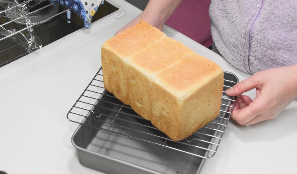 PAN_TOKA_YOU's tweet photo. 優しい色のパン焼けました🍞😊

【パン】50代ブログ/ハンドミキサーでパン作り/きれいな食パンできました！/GW前にコストコで買ってきたもの、３つだけ紹介😄
https://t.co/gChwyikgcB https://t.co/2xp41NlMdu