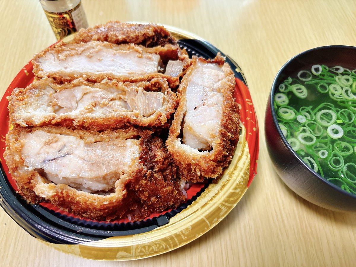 marujuu's tweet photo. お昼はびっくり市のとじないカツ丼(大)
肉ぶ厚い！ご飯ちょっと！
肉だけで腹一杯🫠 https://t.co/IlXQqukrip