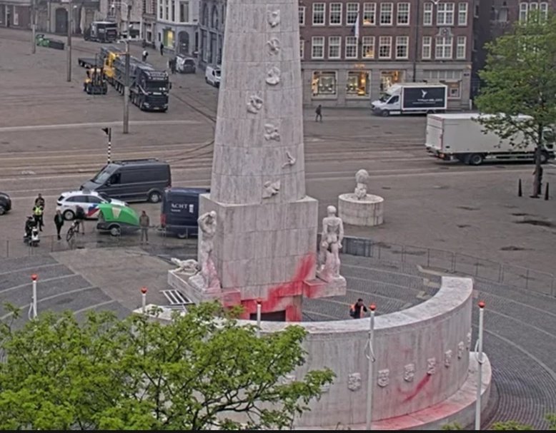 ynnor55's tweet image. Alles toelaten, dan krijg je wat je niet wil. Zelfs een monument bekladden. Amsterdam is gevallen. Provos waren nog vriendelijk. Nooit meer is wel weer.
 #dodenherdenking #amsterdam #vrijheid #mening