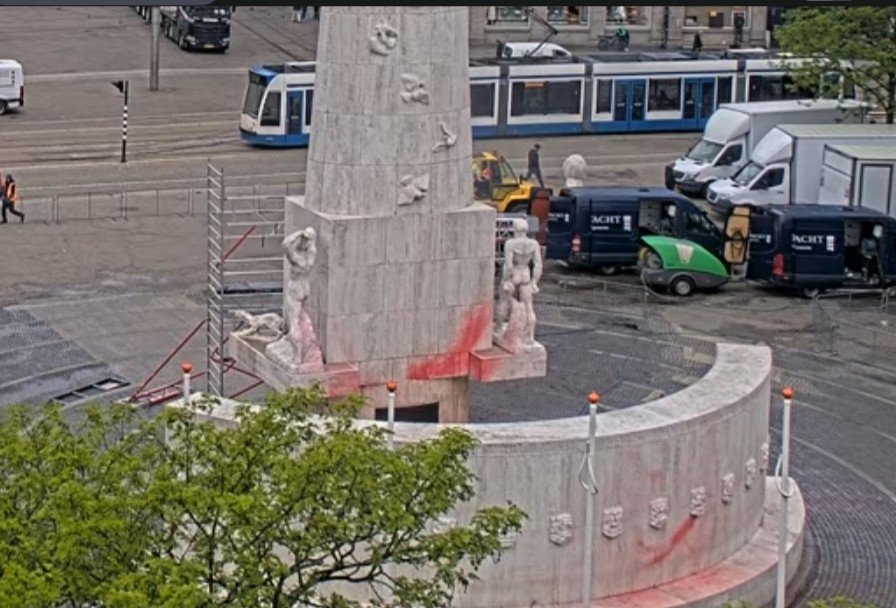 jvdgeld's tweet image. Neem aan dat de daders snel gepakt worden mede door de diverse webcams? O wacht..natuurlijk niet. #DeDam #Amsterdam Na de bekladding van het Koninklijk Paleis op de Dam in Amsterdam, die op dinsdagochtend 7 oktober 2025 zijn er op dat moment geen verdachten direct aangehouden.