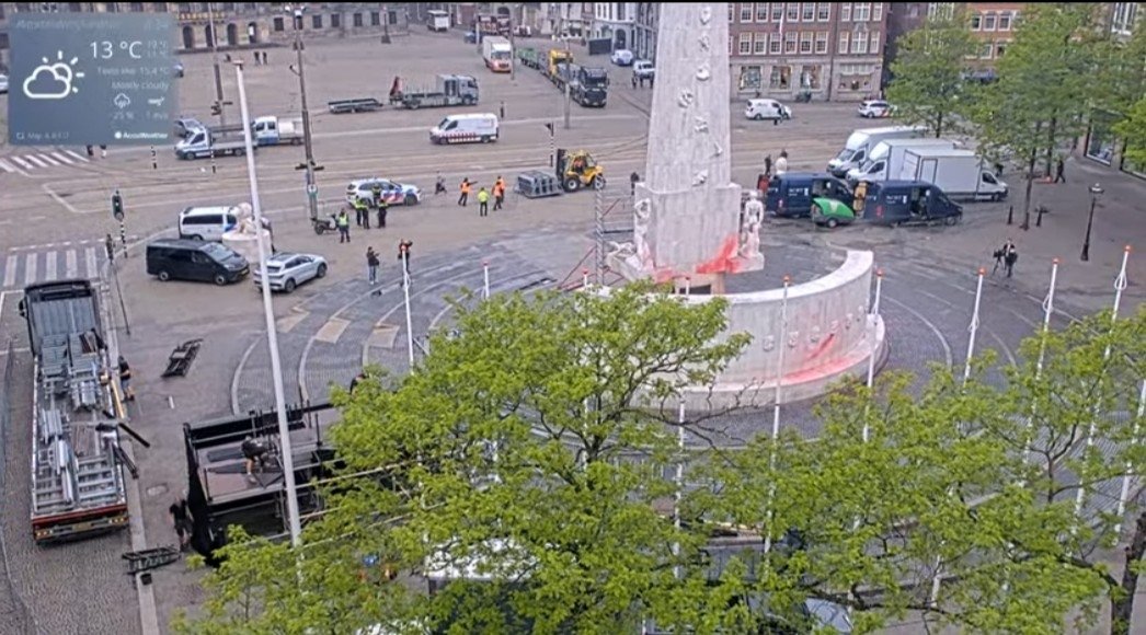 jvdgeld's tweet image. Neem aan dat de daders snel gepakt worden mede door de diverse webcams? O wacht..natuurlijk niet. #DeDam #Amsterdam Na de bekladding van het Koninklijk Paleis op de Dam in Amsterdam, die op dinsdagochtend 7 oktober 2025 zijn er op dat moment geen verdachten direct aangehouden.