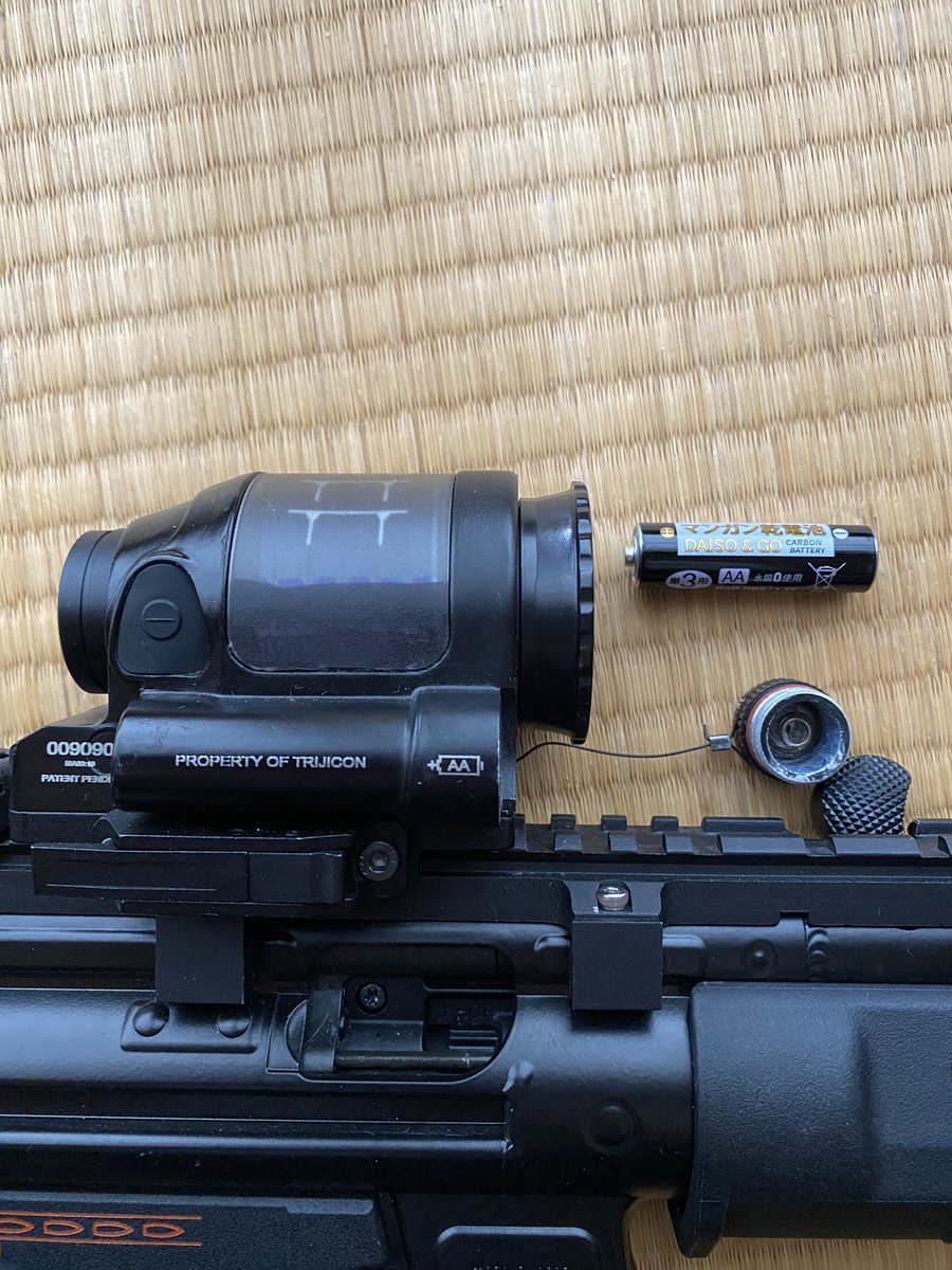 _chibanba_'s tweet photo. 以前、普通の単三のアルカリ乾電池使ってたのですが割と大きさがタイトで液漏れして外れなくて泣いたことのあるこのサイト。
乾電池にも若干サイズが違う事があると見聞きして試しにDAISOのマンガン買ってみたらまぁ余裕✨
これもまた勉強になった事例でした📖
#サバゲー　#エアガン https://t.co/yuqdJo7nhz
