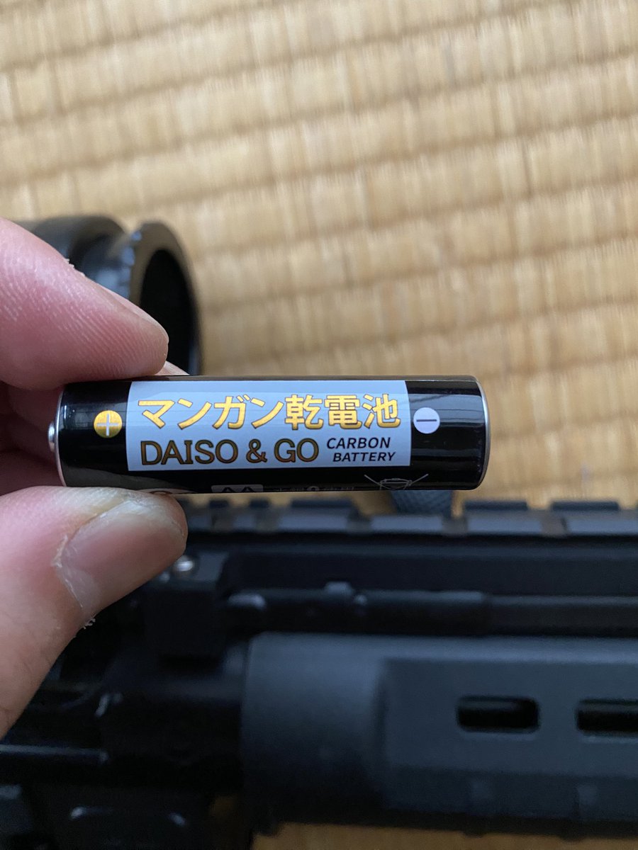 _chibanba_'s tweet photo. 以前、普通の単三のアルカリ乾電池使ってたのですが割と大きさがタイトで液漏れして外れなくて泣いたことのあるこのサイト。
乾電池にも若干サイズが違う事があると見聞きして試しにDAISOのマンガン買ってみたらまぁ余裕✨
これもまた勉強になった事例でした📖
#サバゲー　#エアガン https://t.co/yuqdJo7nhz