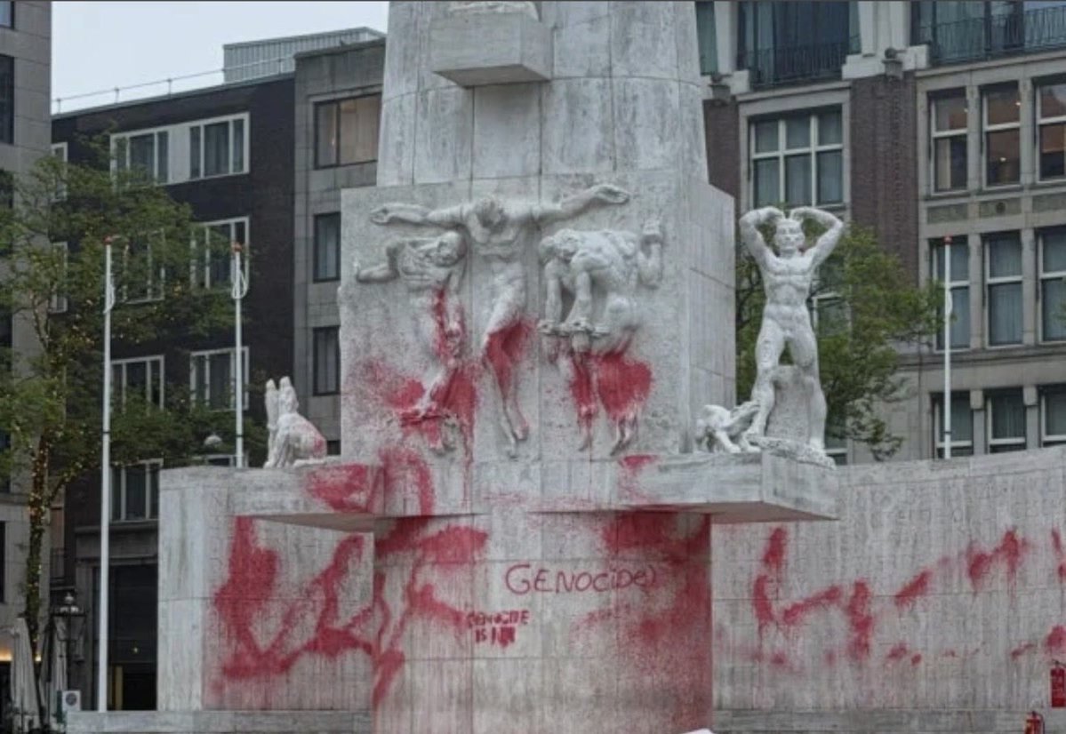 ferdinandkoop's tweet image. Bekladden Monument op De Dam. Schande! 

Ook voor mensen die vanavond willen demonstreren op De Dam. Demonstreren is een goed recht maar doe het niet op 4 mei tijdens de Dodenherdenking.

#Nederland #Amsterdam #NationaalMonument #Dodenherdenking