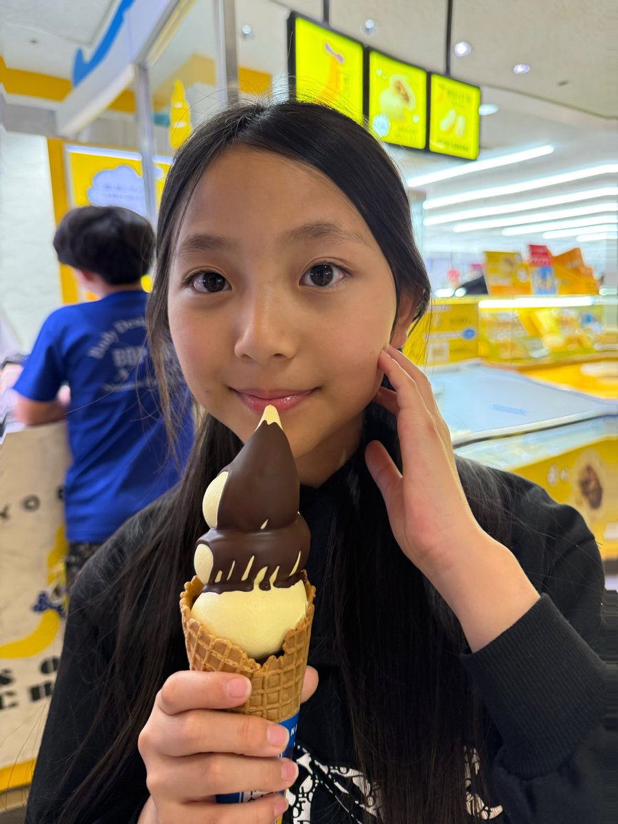 mttomo2's tweet photo. GWはフェンシングの東日本大会の応援から始まりました✨🤺
東京バナナのチョコがけソフト🍦　
美味しかったよー🍌🍫🍦 https://t.co/3Avsys1WZx