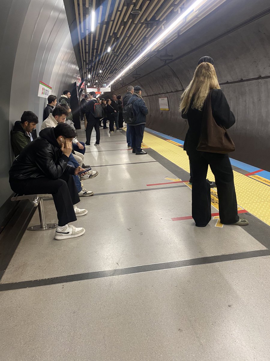 uzm_est's tweet photo. Sabah sabah bize rezillik yaşattınız 
#metro #metroistanbul https://t.co/8WA4dJfaSq