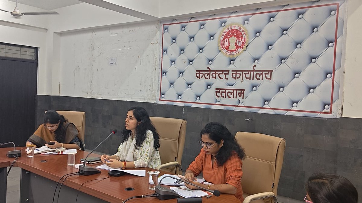 RatlamCollector's tweet image. कलेक्टर मिशा सिंह ने समयावधि पत्रों की समीक्षा बैठक में सभी जनपद सीईओ और नगरीय निकाय सी एम ओ को समग्र ई केवायसी के लिए शिविर आयोजित करने के निर्देश दिए ।
#collector #ratlam