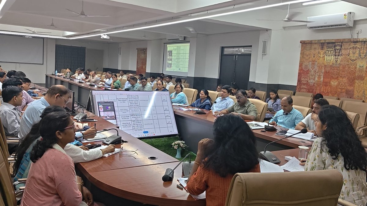 RatlamCollector's tweet image. कलेक्टर मिशा सिंह ने समयावधि पत्रों की समीक्षा बैठक में सभी जनपद सीईओ और नगरीय निकाय सी एम ओ को समग्र ई केवायसी के लिए शिविर आयोजित करने के निर्देश दिए ।
#collector #ratlam