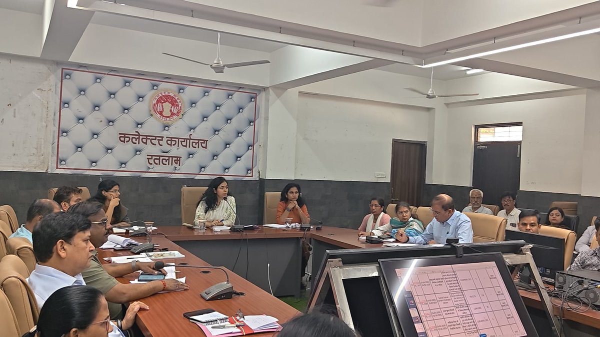 RatlamCollector's tweet image. कलेक्टर मिशा सिंह ने समयावधि पत्रों की समीक्षा बैठक में सभी जनपद सीईओ और नगरीय निकाय सी एम ओ को समग्र ई केवायसी के लिए शिविर आयोजित करने के निर्देश दिए ।
#collector #ratlam