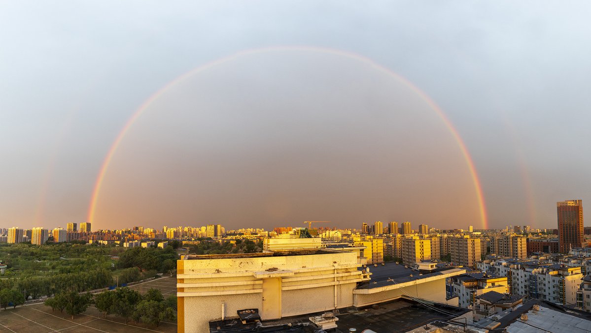 CCTVAsiaPacific's tweet image. A late-spring #rain painted the sky with color over #Beijing. Some residents in Beijing captured a stunning double #rainbow after the rain on Saturday, lighting up the city skyline.
Pics via CFP