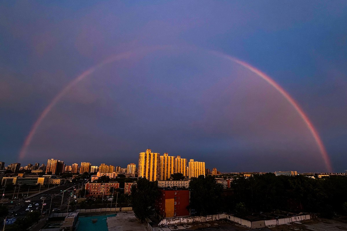 CCTVAsiaPacific's tweet image. A late-spring #rain painted the sky with color over #Beijing. Some residents in Beijing captured a stunning double #rainbow after the rain on Saturday, lighting up the city skyline.
Pics via CFP