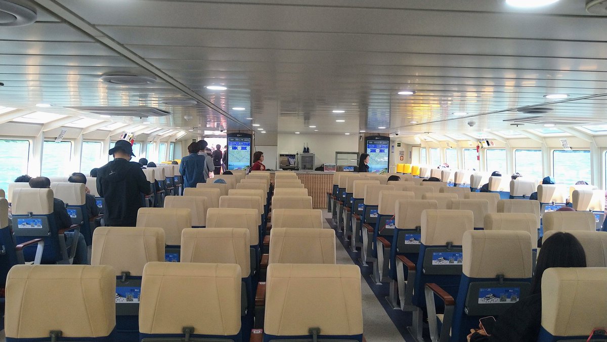 yuichidimi's tweet photo. 汝矣島からトゥクソムまで #漢江バス に初乗船🚢 まったく調べずに来たので乗船には乗船券 (券売機で1人₩3,000もしくは交通カードOK) と別に「番号票」(係員に行き先と乗船時間を伝えるとくれる) なるものが必要で少々ワチャワチャしました😅 クルーズを楽しみながら移動！一石二鳥とはこのこと👍️✨ https://t.co/TQNdigelqs