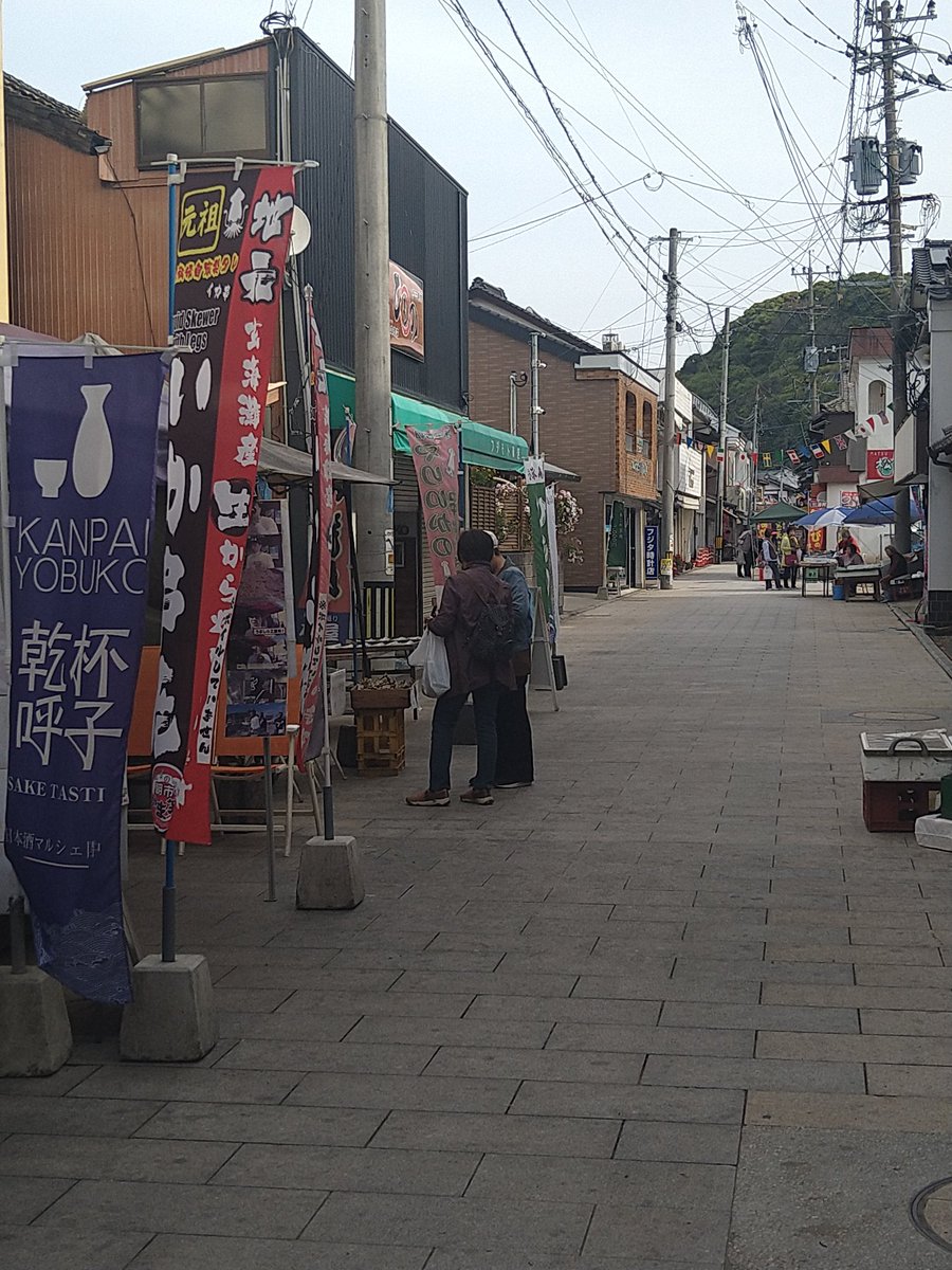 tomosappu's tweet photo. #佐賀県
#呼子朝市
#マンホール
デザインは呼子大橋、イカやエビなどの海産物やタマネギ？ここでイカの踊り食いを食べたかったけど時間がなくイカシューマイやら簡単に食べられる物いただきました https://t.co/dWJ5ooTzW3