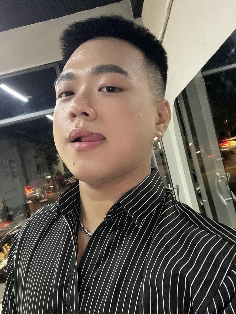 8dat1tingz's tweet photo. Who said asian twink can’t rock striped shirt https://t.co/ErliAhh8Nv