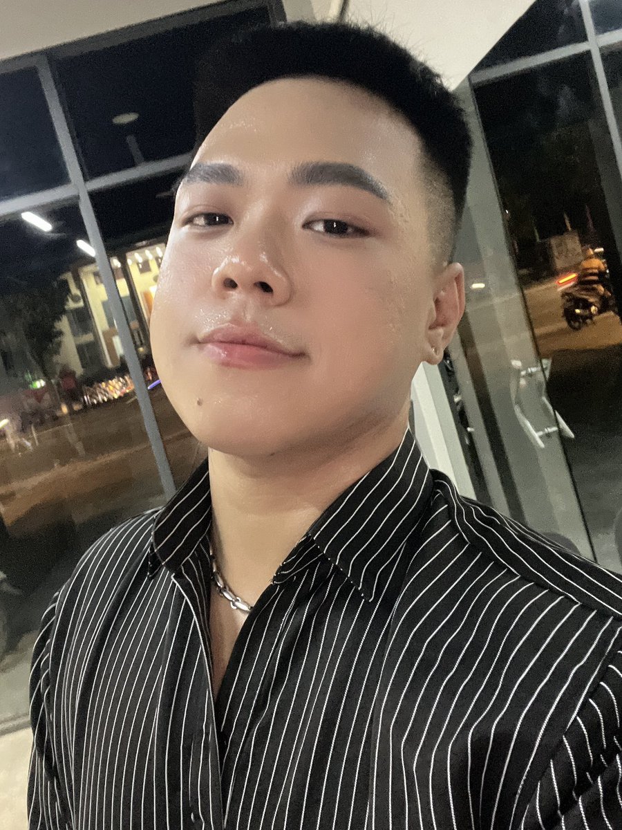 8dat1tingz's tweet photo. Who said asian twink can’t rock striped shirt https://t.co/ErliAhh8Nv