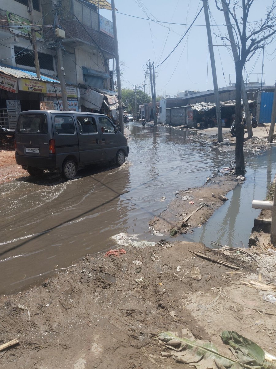Rdnarayan's tweet photo. Wazirabad, Jagatpur Village, Delhi-110084 में ये रोड 20 - 25 दिन से खराब हालात में है । रोड ले ऊपर ड्रेन की पुल टूट गया है । मुझे लगता है यहाँ की सब नेता मर गए है बस उनकी अन्तिम संस्कार बाकी है । जिंदा होते तो उनको ये दिखता समस्या अमीरलोगों को नही होती जो पैदल चलते है उनको है। https://t.co/baZOt3uY1j