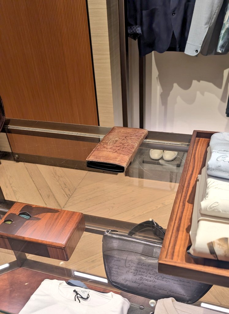 aruchu_spoon's tweet photo. 大阪のDAIMARUに潜入〜

まさかのBERLUTI発見

マジで大好きなブランド

いつ見てもカッコよすぎる

わしの財布磨いてもらったよぉ〜

ピカピカ😃ﾋﾟｮﾝﾋﾟｮﾝ
財布も綺麗になったとこで

さぁそろそろ長居に向かいますかね〜

#大阪
#BERLUTI
#DAIMARU
#長財布 https://t.co/GK5JYblBKc