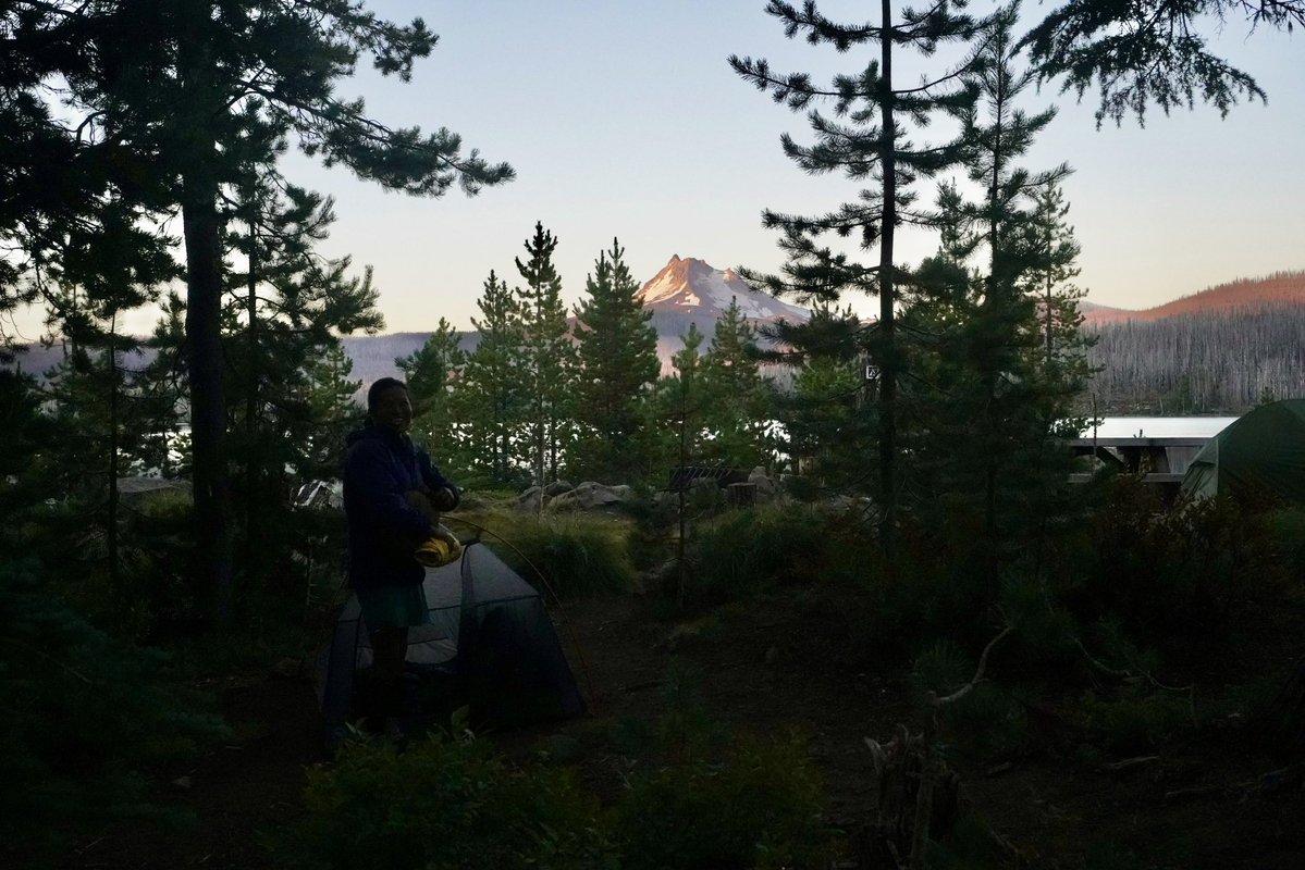 axyzworld's tweet image. Pacific Crest Trail Day 90: 2048.7–2080.6 mi (31.9 mi / 51.3 km)
テントが結露していなかった。それだけでうれしい。撤収して出発しようとすると、朝日がマウントジェファーソンを照らしていたのがとてもきれいだった。みんながいると話してしまってなかなか出発ができず、結局出発したのは6時半頃