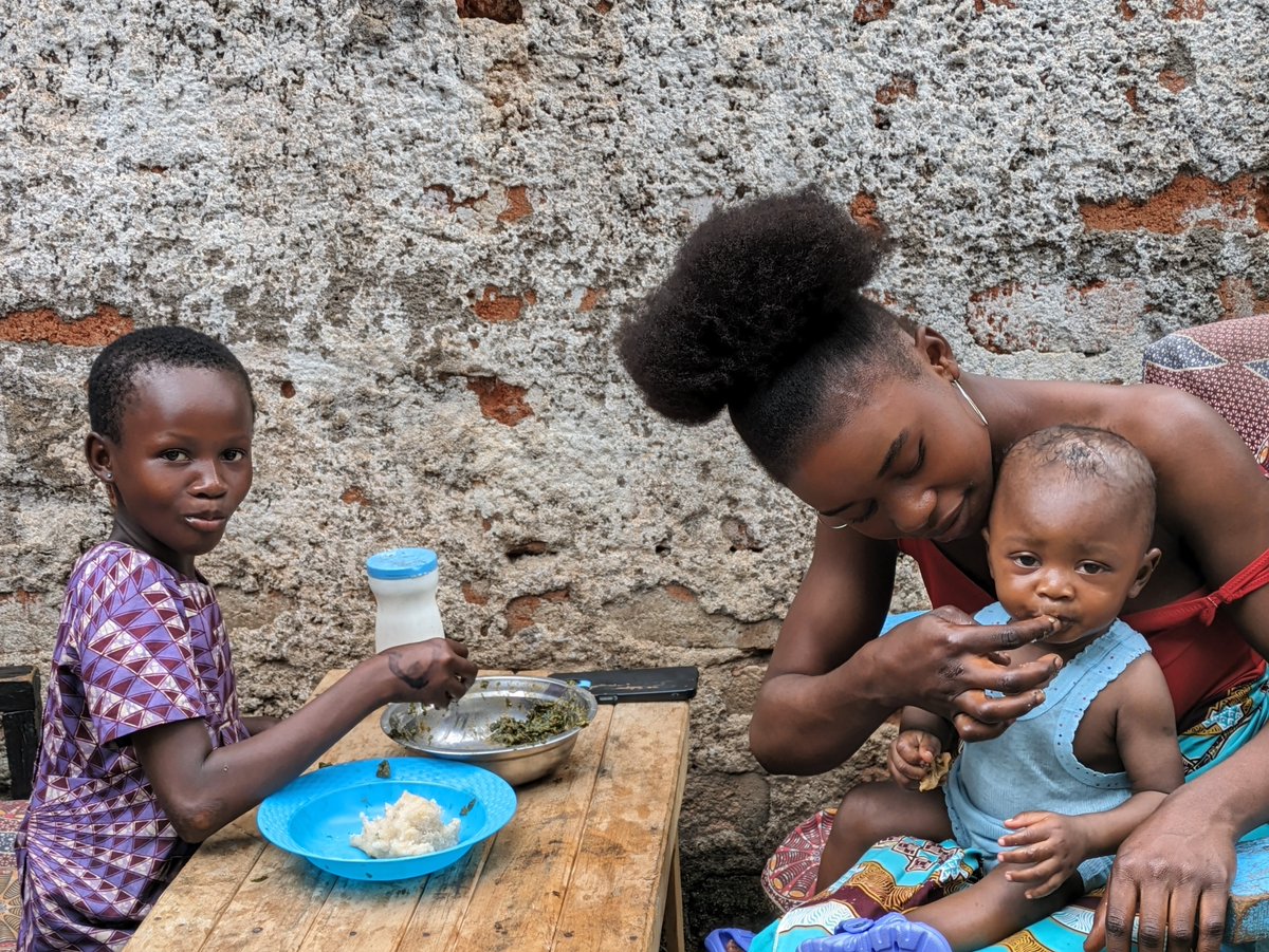 UNICEF_CAR's tweet image. For his diet, 7-month-old little Xavier combines breast milk with the vegetables &amp;amp; sauce that his mother prepares.

Family meals are crucial for child #nutrition, fostering healthier eating habits:  increased fruit and vegetable intake, while building better emotional development