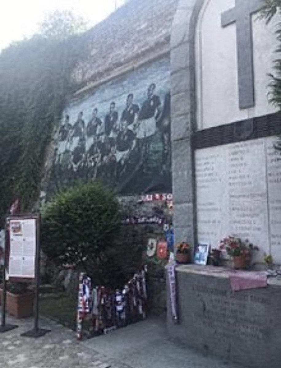 Oggi il mio primo tweet non celebra
una grande Inter ma proprio perché
noi interisti vogliamo essere diversi
celebro il grande Torino, gli “invincibili”,
l’unica squadra di calcio di Torino.
Solo il fato li ha sconfitti 
#Superga 4 Maggio 1949 #Torino