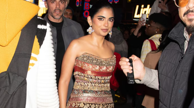 _AmbaniWorld's tweet photo. Met Gala pe log fashion dikhate hain, par Isha Ambani ne story pehni. Yeh sirf outfit nahi tha, India ko global stage par represent karne ka powerful tareeka tha. Jab style se zyada identity bolti hai, impact alag hota hai. 🇮🇳✨
#IshaAmbani #MetGala #IndianCulture #FashionStory https://t.co/zv5mLSG3CW