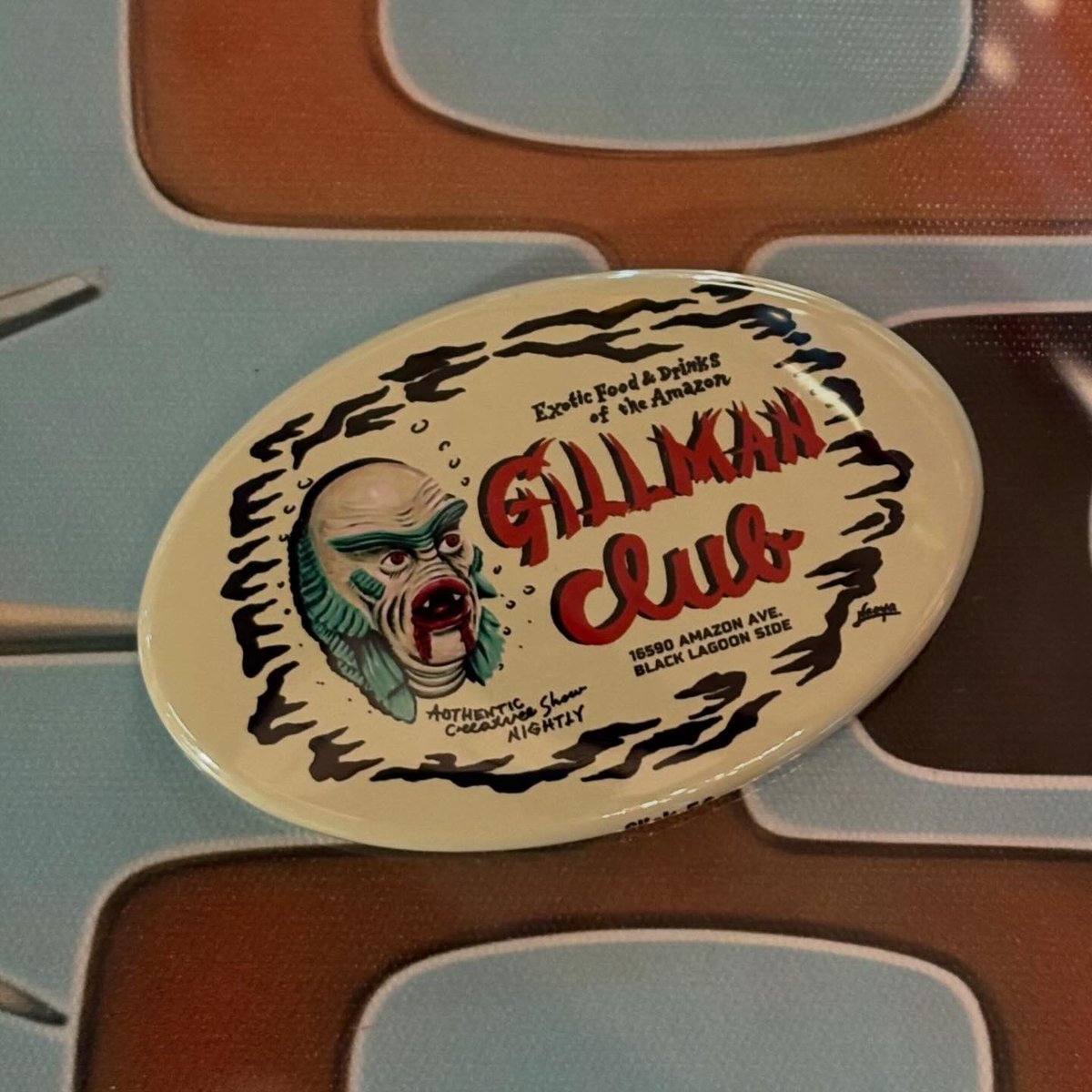 usd_yokohama's tweet photo. エンボス看板、ステッカーに続き　Gillman Club の缶バッジ　が出来上がりました！
横濱コレクターズモールで販売しています。
通販もOKです。
 ¥550(税込)

デザインは　NaoyaMuga @bobbysbar708 

#GillmanClub
#NaoyaMuga
#OnlySoldAtYokohamaCollectorsMall
#DealerInquiriesWelcome
#通販OK https://t.co/IKSBBrMy5I