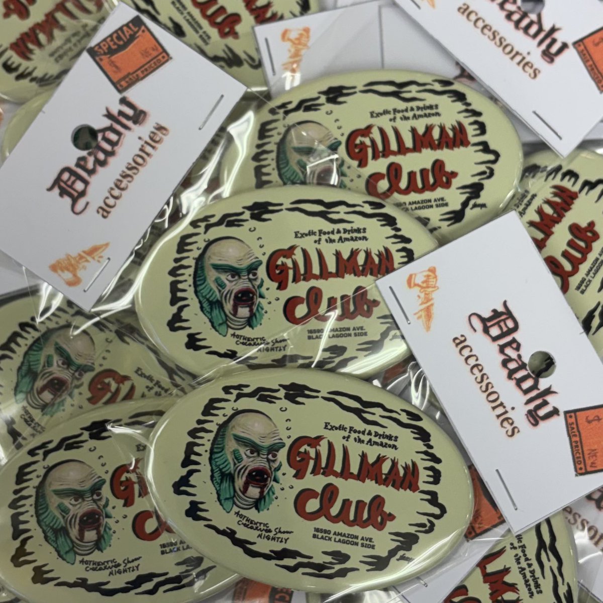 usd_yokohama's tweet photo. エンボス看板、ステッカーに続き　Gillman Club の缶バッジ　が出来上がりました！
横濱コレクターズモールで販売しています。
通販もOKです。
 ¥550(税込)

デザインは　NaoyaMuga @bobbysbar708 

#GillmanClub
#NaoyaMuga
#OnlySoldAtYokohamaCollectorsMall
#DealerInquiriesWelcome
#通販OK https://t.co/IKSBBrMy5I