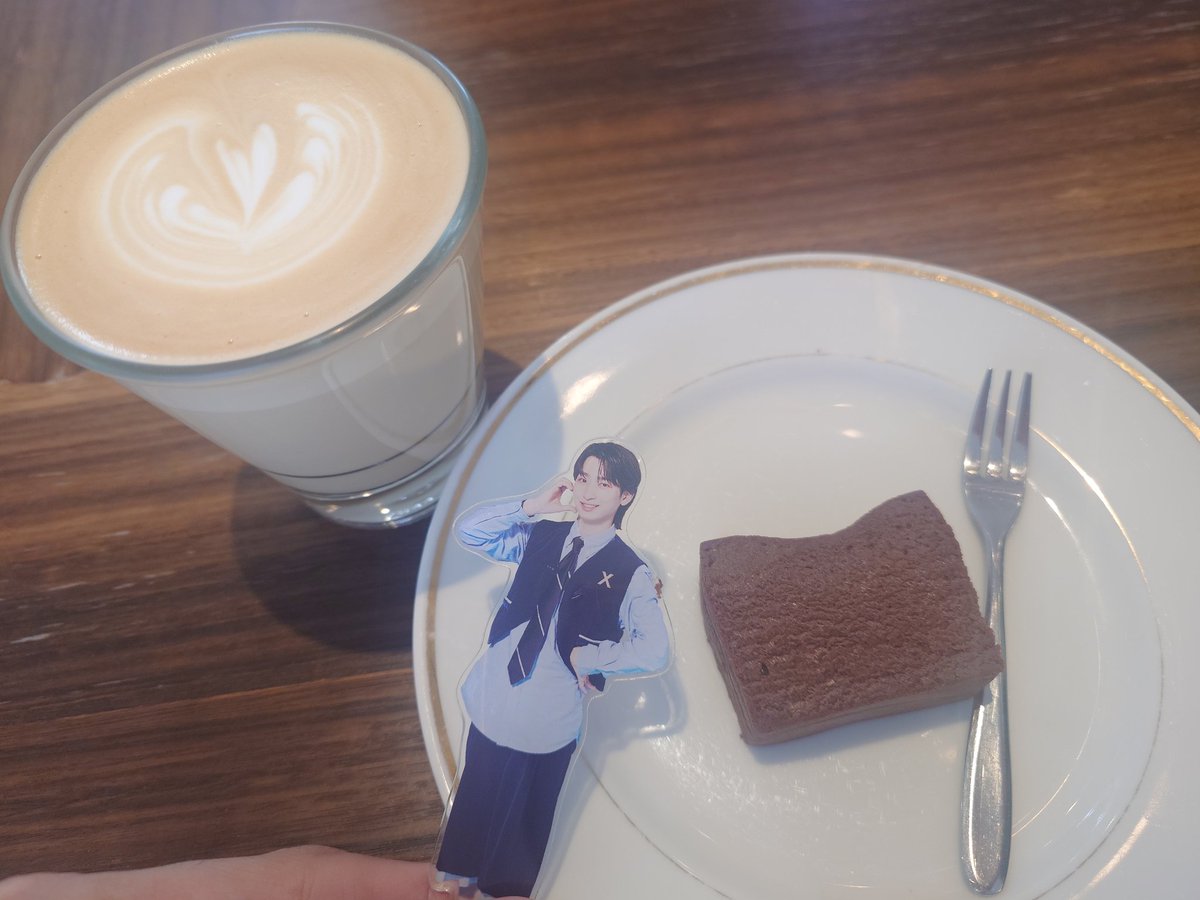 mirakuru___niki's tweet image. 筒井(板)、千田りく冨田のチョコレートテリーヌだよ🍫　飲み物は私がブラックコーヒー飲めないのでカフェラテだよ☕　ちなみに向かいの席がりっくんたちが居た席だよ、今日はキッズ連れのご家族が利用中だね👪️
#板活 #ICEx