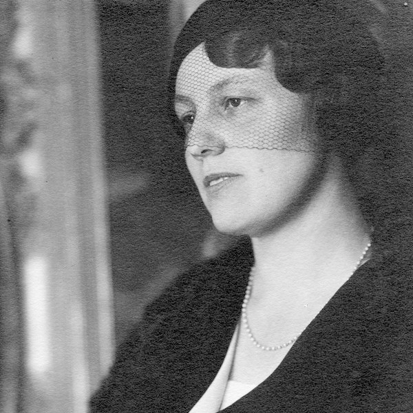HeikeSpecht's tweet image. Vor 79 Jahren wurde Adenauer von den Alliierten wieder als Kölner Stadtoberhaupt eingesetzt. Seine Frau Gussie, selbst ein echtes Kölsches Mädchen, begleitete ihn bei seinem ersten Besuch in der zerbombten Stadt und war entsetzt angesichts der Zerstörung. Gussie hatte sich vor...