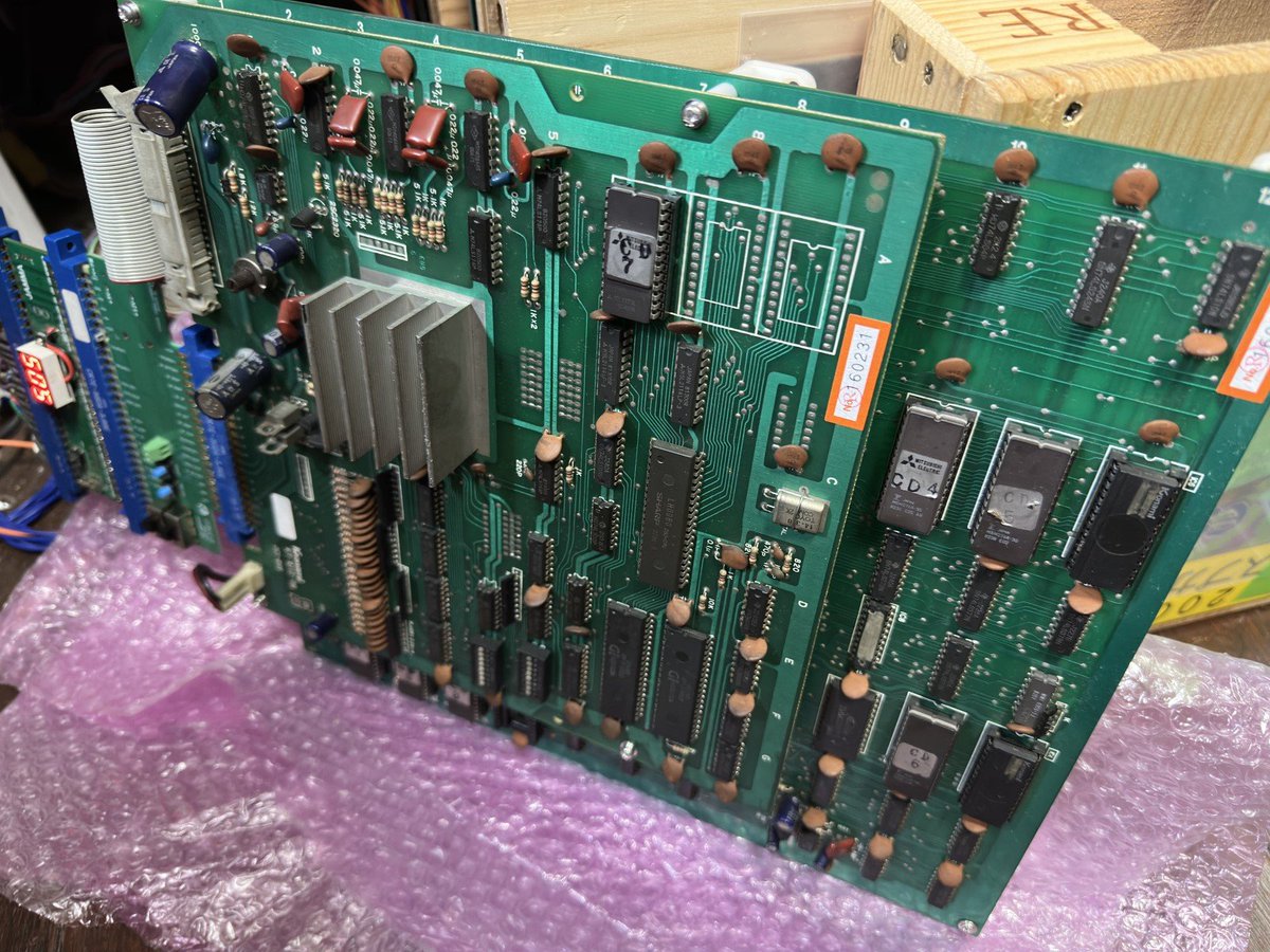 sc59_jp's tweet photo. 動作確認。
これ、自宅で一番最初に遊んだタイトルだと思う。
もちろんこの基板じゃないけど。
大昔、廃棄テーブル筐体を譲ってもらったときに付いていた基板。
ゲーセンのゲームをお金を入れずに遊びまくれるという初めての体験をしたｗ
#タイムパイロット #TIMEPILOT https://t.co/ruuoeZ7qn2