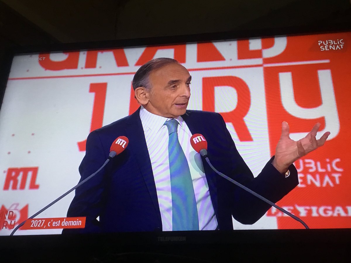chrysalide21000's tweet photo. Ça fait tout drôle de voir un homme qui répond à toutes les questions du tac au tac sans lire de fiches. Pourtant, les français ne voient pas combien Zemmour est brillant, intègre, patriote. Sarah Knafo a fait une campagne exceptionnelle sur Paris. https://t.co/TuvPYC7EtO