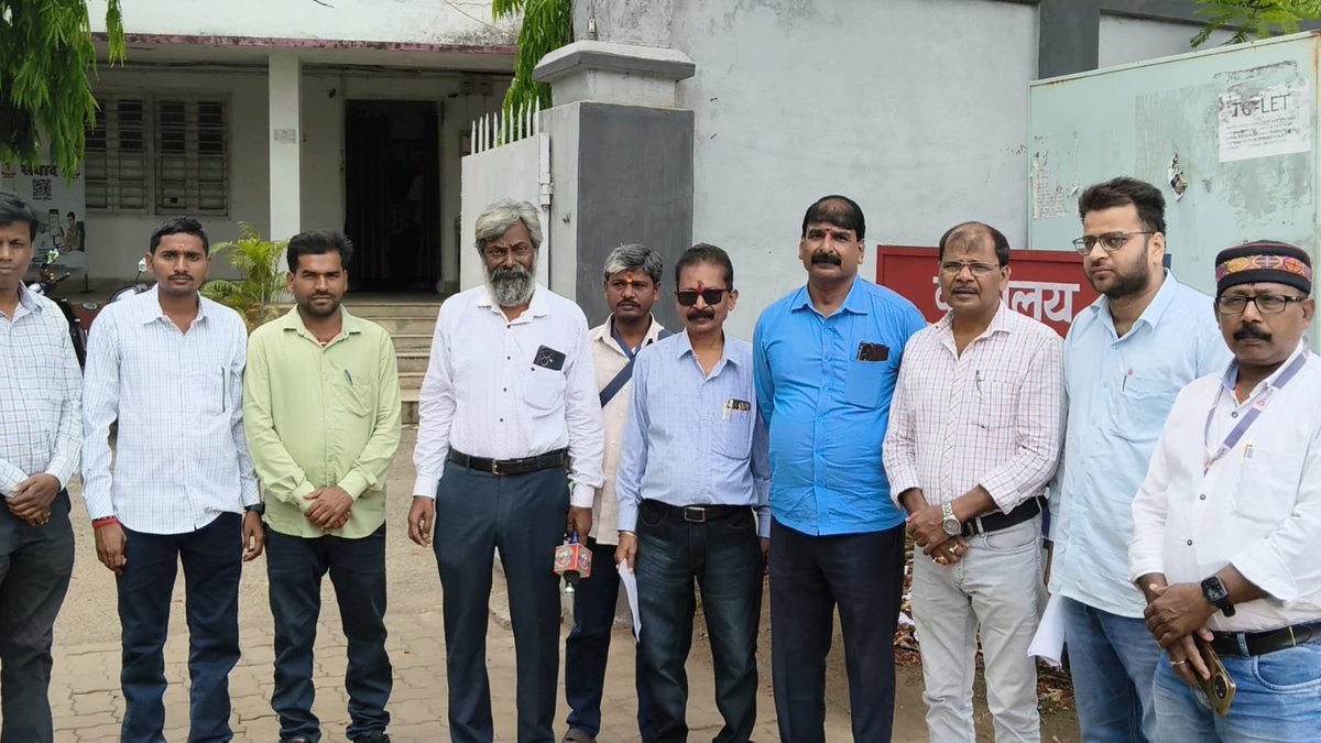 chamandeoghar's tweet photo. मोहनपुर में पत्रकार मंटू यादव के साथ मारपीट करने के  8 दिन बीत जाने के बाद भी आरोपितों की गिरफ्तारी नहीं हुई है । आरोपित का आपराधिक इतिहास रहा है, गुंडा पंजी में नाम दर्ज है फिर भी पुलिस गिरफ्तारी से क्यों डर रही है।  @HemantSorenJMM 
@JharkhandPolice 
@DigDumka 
@DeogharPolice https://t.co/8ch9Ejf4ZZ
