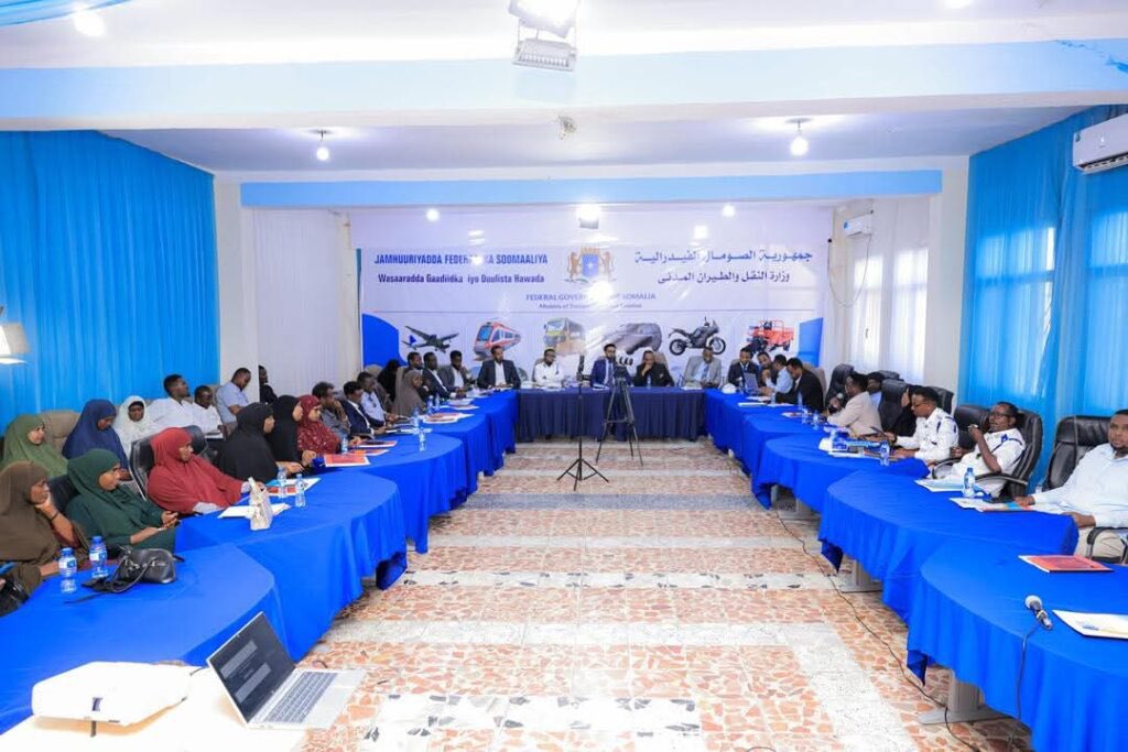 SONNALIVE's tweet image. The Ministry of Transport and Civil Aviation of #Somalia convened a consultative meeting in #Mogadishu to strengthen road safety, tackle traffic congestion, and advance reforms to the Traffic Law, aiming for a modern and coordinated transport system.