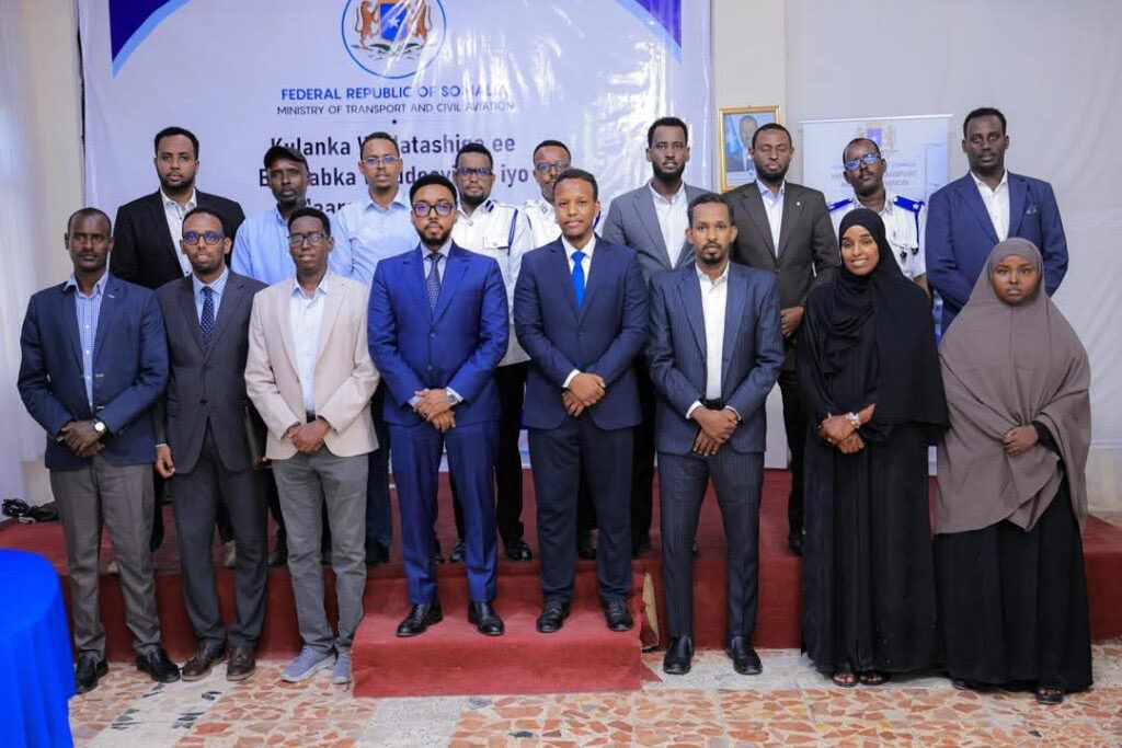 SONNALIVE's tweet image. The Ministry of Transport and Civil Aviation of #Somalia convened a consultative meeting in #Mogadishu to strengthen road safety, tackle traffic congestion, and advance reforms to the Traffic Law, aiming for a modern and coordinated transport system.