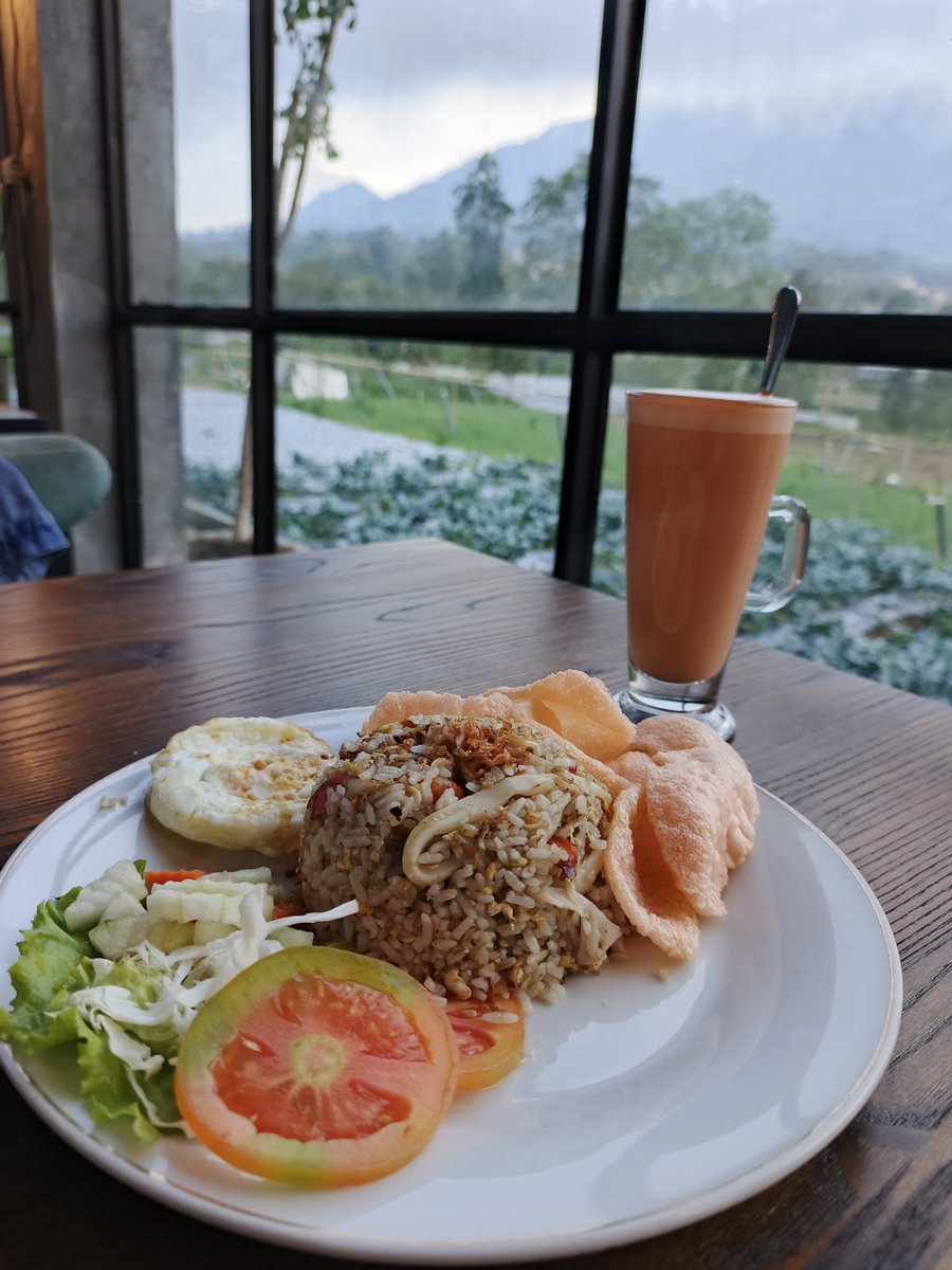 daisyannaaa's tweet photo. @tanyakanrl Nasgor seafood &amp; Thai tea with a view https://t.co/xSYwRlU4Qm