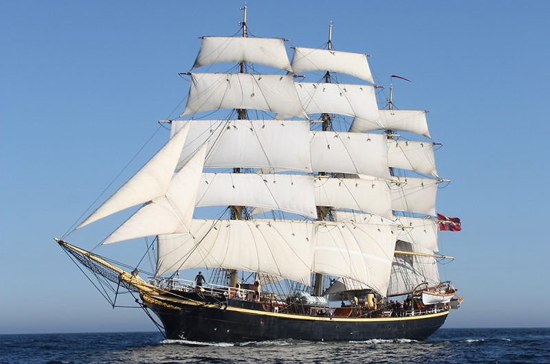 AfloatMagazine's tweet photo. ‘World’s Oldest’ Training Tall Ship Anchors in Dublin Bay https://t.co/ZhmxdDq9U8 #TallShip #GeorgStage #SailTraining #DublinBay #MaritimeTradition https://t.co/WDQd2cJ4dx