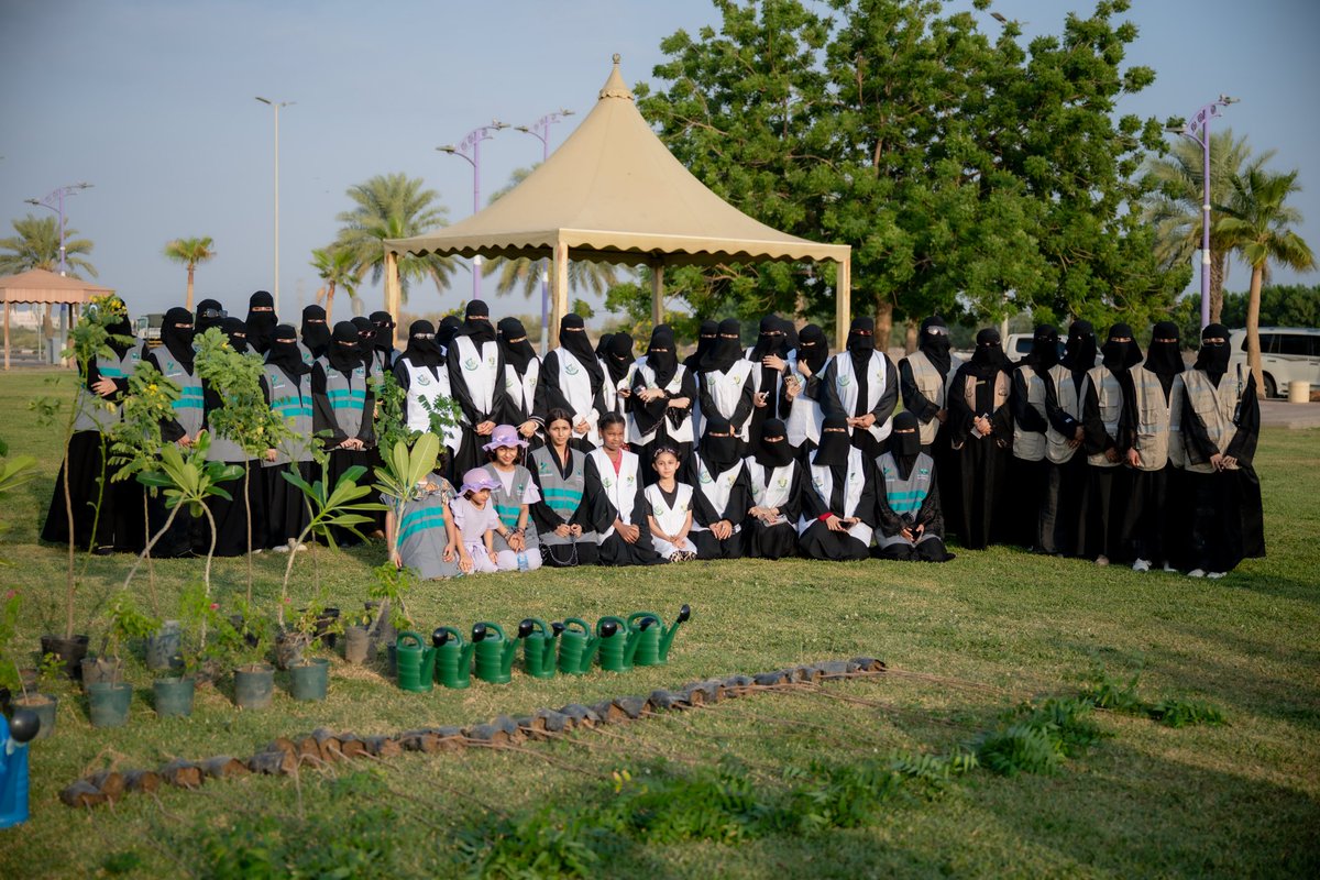 sabya_city's tweet photo. تحت شعار #صبيا_خضراء_مستدامة 
وانطلاقًا من مبادرة الوزارة في دعم #حدائق_بلدي، نفذت #بلدية_محافظة_صبيا، وبمشاركة الفرق التطوعية، مبادرة تشجير في حديقة الصفا، من أجل تعزيز الغطاء النباتي، وتحسين جودة الهواء، وخفض الأثر الحراري، بما يدعم الاستدامة البيئية ويرسخ ثقافة المسؤولية المجتمعية.
