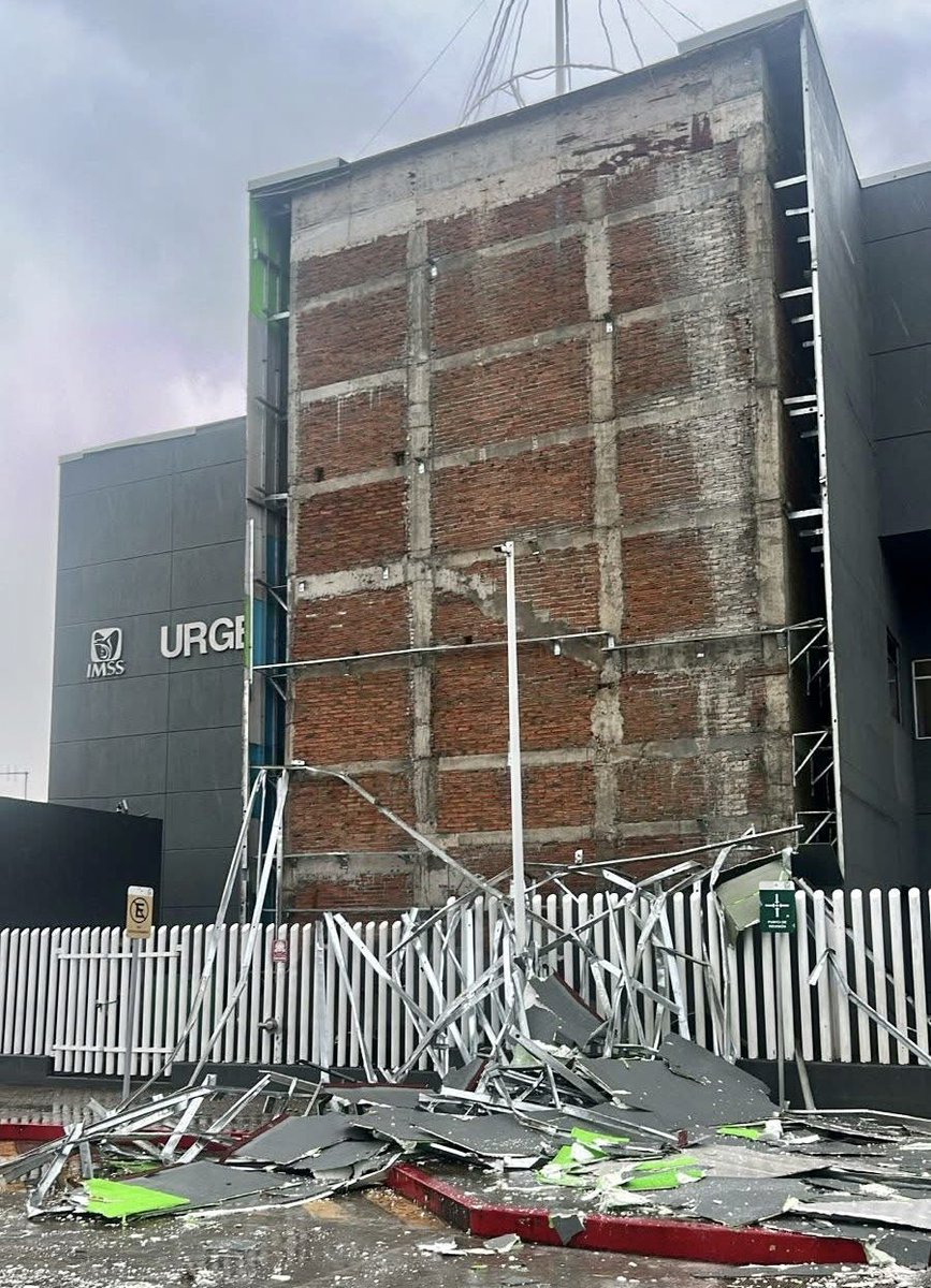 Chechetc's tweet photo. La fachada del @Tu_IMSS Tapachula se desmoronó este domingo tras una tromba. 
Tiempos de 4T. https://t.co/Jyloj8Arwd