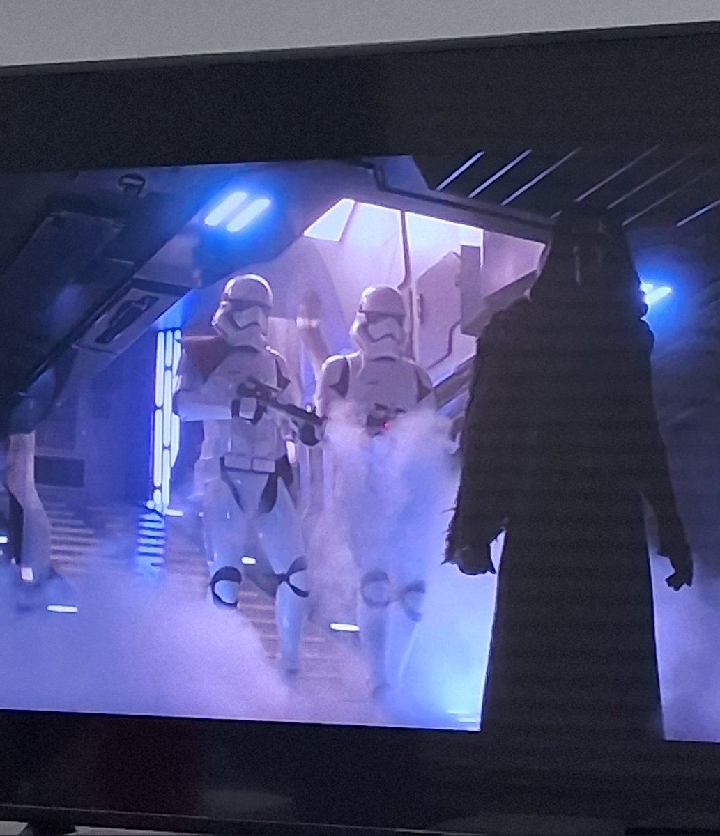 CevansCafex's tweet photo. Kylo Ren shows up before Rey does #Reylo #MayThe4th #StarWarsMonth https://t.co/zL3nTeEqOF