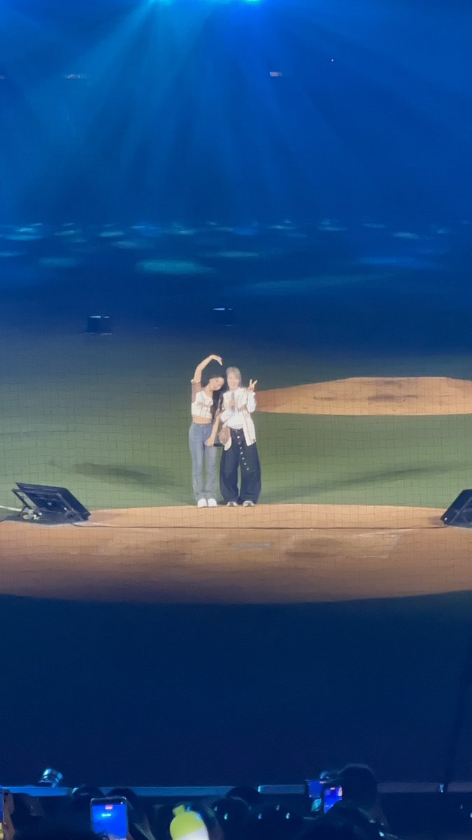 Pony_chen_0919's tweet image. #마마무 #MAMAMOO
#Solar #솔라
#문별 #MoonByul 

可能是我啾心動時刻這三天歌曲相對比較熟的一團了（買本後區被木木們應援煎餃聲給轟炸很爽），日月CP直接唱8+2首，還到場邊飯撒好撒滿，金容仙MC時還能8成都用中文來聊（在確認安可曲時吐槽超好笑），真的不愧對灶咖女團的演唱與圈粉功力。