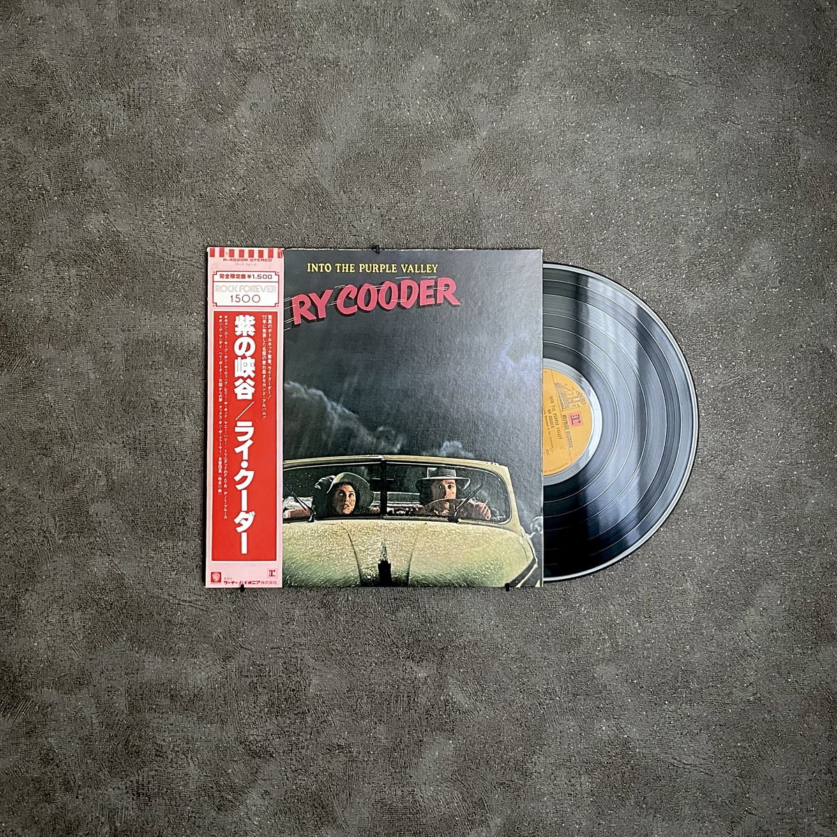 yu__vinyl's tweet photo. Ry Cooder - Into the Purple Valley

72年の2作目
ライクーダー的な庶民的というか、飾らない音楽（労働歌等）を真剣に作っているアルバム。大好き初期3部作の一枚。
#rycooder #vinyl https://t.co/aDTmQRIpjI