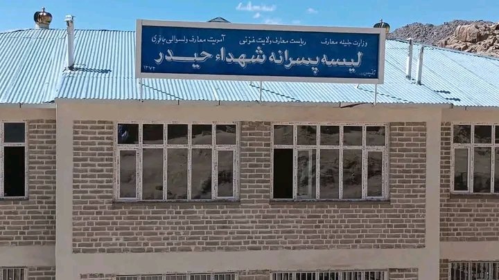 Hazarstanbuda's tweet photo. خبر! 
یک مکتب در ولسوالی جاغوری ولایت غزنی با هزینه شش میلیون افغانی ساخته شد. این  مکتب در دوطبقه و دارای دوازده صنف درسی می باشد. مکتب لیسه پسرانه شهدای حیدر توسط هزینه مردمی ساخته شده است. https://t.co/dgikBepXyH