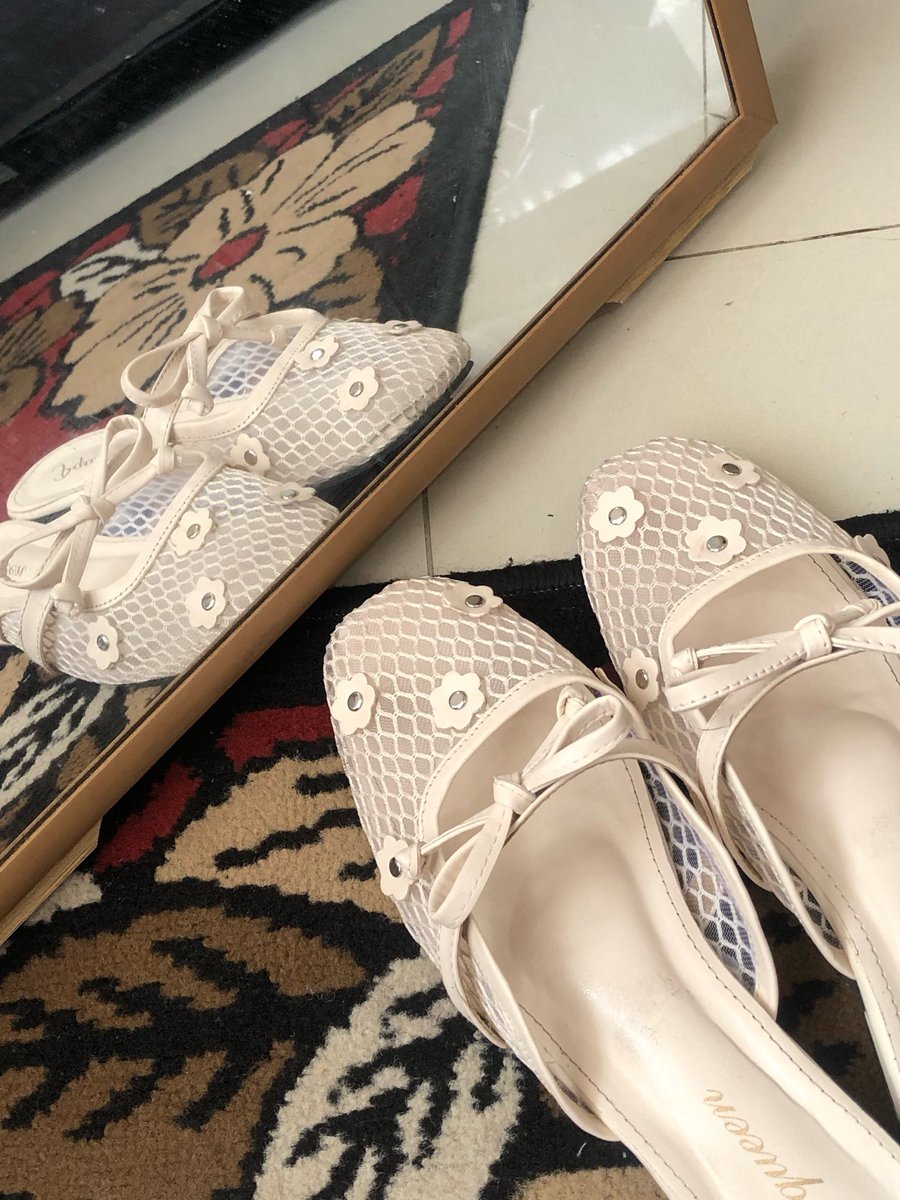 rientsetya's tweet photo. Flatshoes terlucu,empuk dan nyaman bgtt , yang ini fav aku bgttt
Harga ga sampe 100 rb 🥹
Wajib koleksi warna lain sih, coba spill flatshoes fav kalian dong 😍

https://t.co/anhJofUZbC https://t.co/ngY3lAB5yc