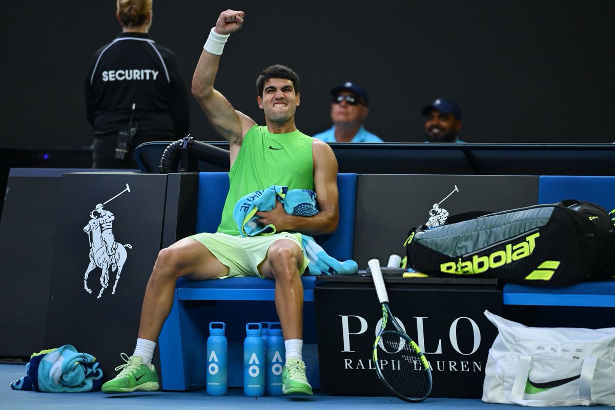 RufiEnLancha's tweet photo. Cómo escuece que te ganaran a una pierna, eh @AlexZverev. https://t.co/uDL5VZbGHo
