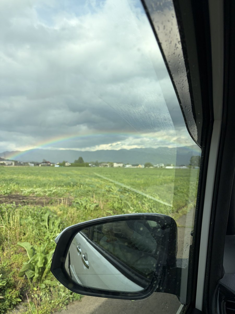 虹が出そうな雨だなーと思ったら、出た🌈