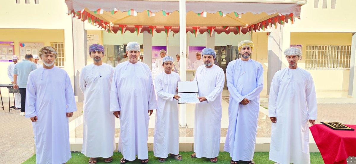 EduGovNBT2202's tweet photo. كرّم الأستاذ عبدالله المعمري، معلم مادة الرياضيات، الطلبة المتقدمين في مستواهم التحصيلي خلال الفصل الدراسي الثاني في مادة الرياضياتالأساسية، تقديرًا لجهودهم وتحفيزًا لهم على مواصلة التميز 

#فعاليات_تعليمية_شمال_الباطنة 
#تعليم_مستدام https://t.co/d4XLnkH97I